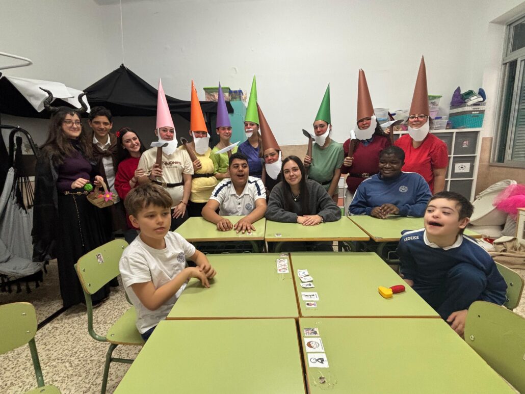 En lo que llevamos de trimestre Educación Especial hemos realizado varias salidas. Al parque por el día del niño. También nos visitaron los alumnos de Secundaria por el día del libro. Han salido con los compañeros de 3º a las Cuevas del Tesoro y pasaron un gran día con los compis de 5 años vivitando el estadio de fútbol del Málaga