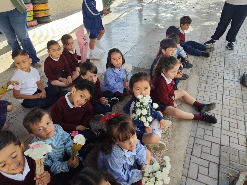 Preparados para ofrecer las flores a María